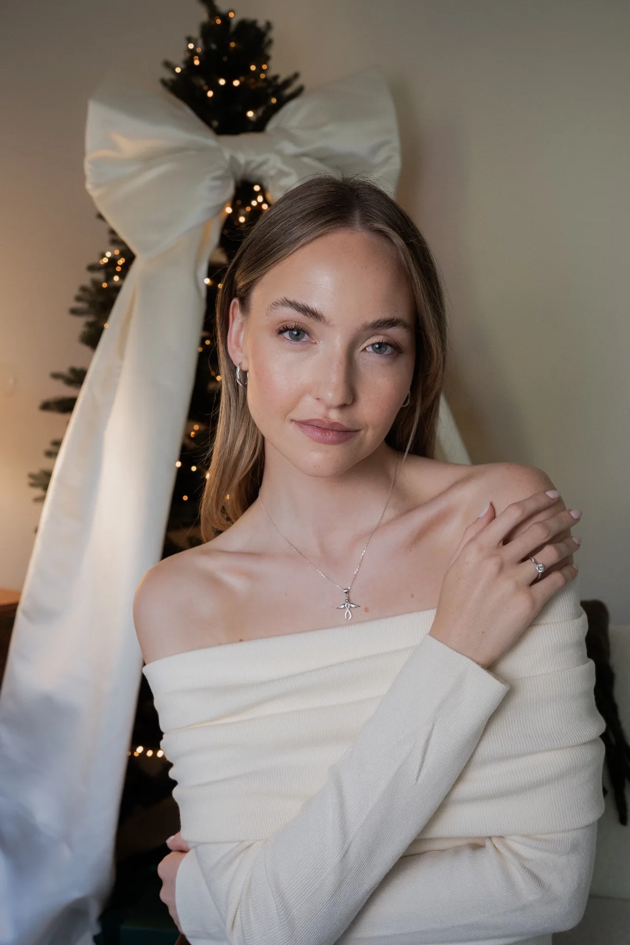 Beauty make-up s detailní prací s pletí a přirozeným výsledkem