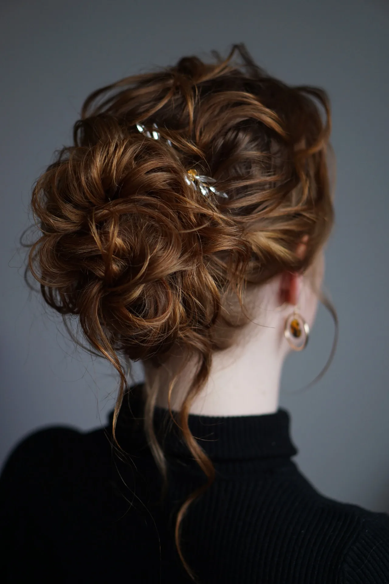 Hairstyling s propracovaným společenským účesem