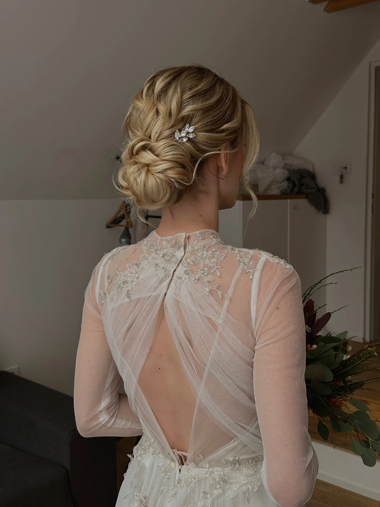 Svatební hairstyling s blond drdolem a zdobením