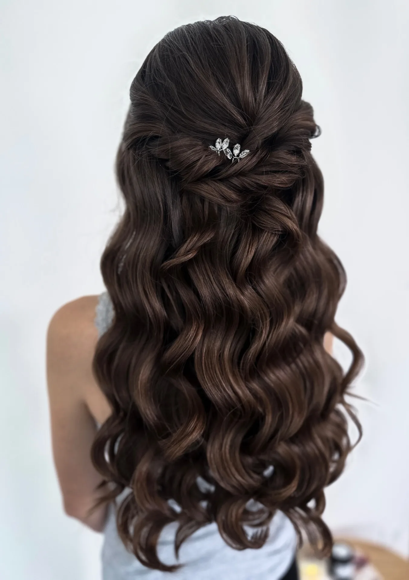 Hairstyling s dlouhými vlnami a jemným zdobením