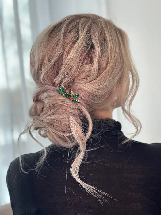 Hairstyling s jemným nízkým drdolem a ozdobou
