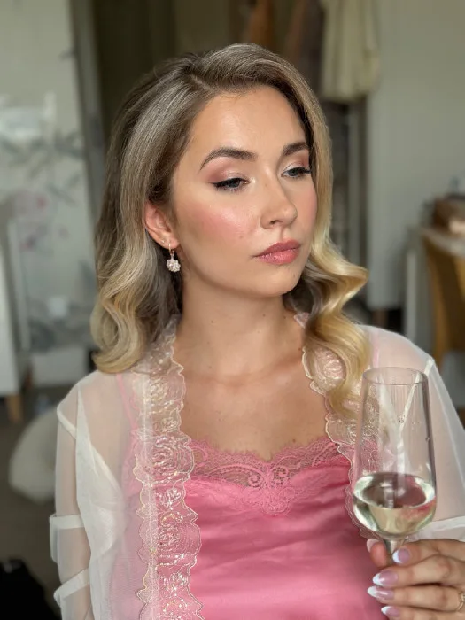 Make-up s jemným společenským lookem a vlnami