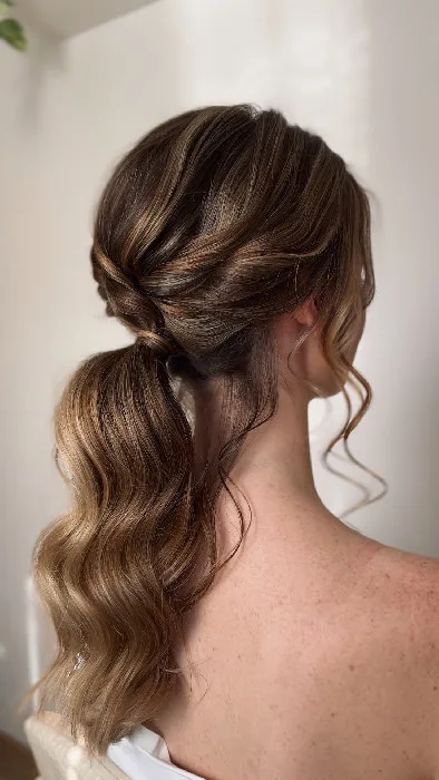 Hairstyling s nízkým copem a měkkými vlnami