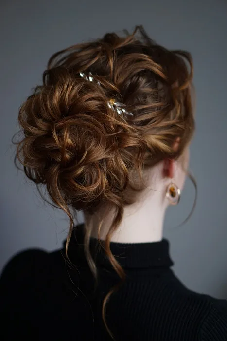 Hairstyling s objemným společenským drdolem