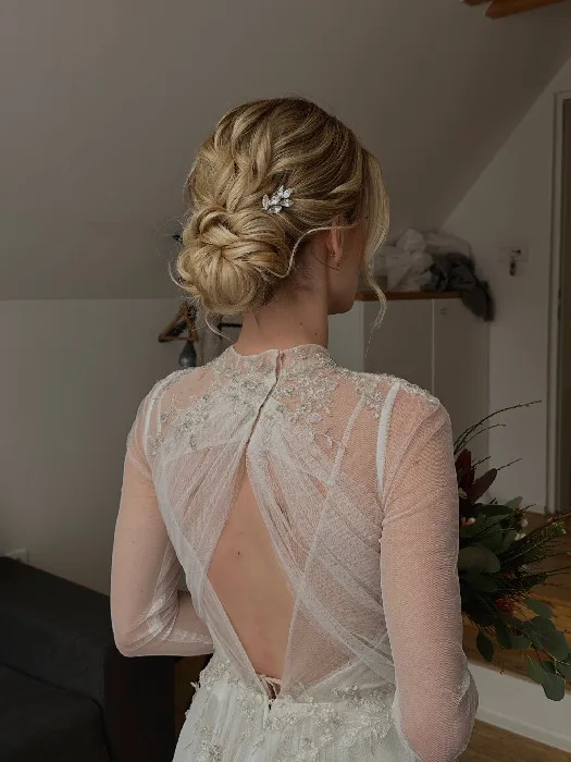 Svatební hairstyling s blond drdolem a ozdobou