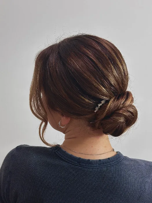 Hairstyling s nízkým společenským drdolem