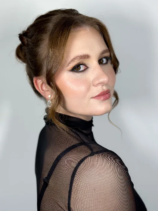 Make-up a hairstyling s elegantním společenským lookem