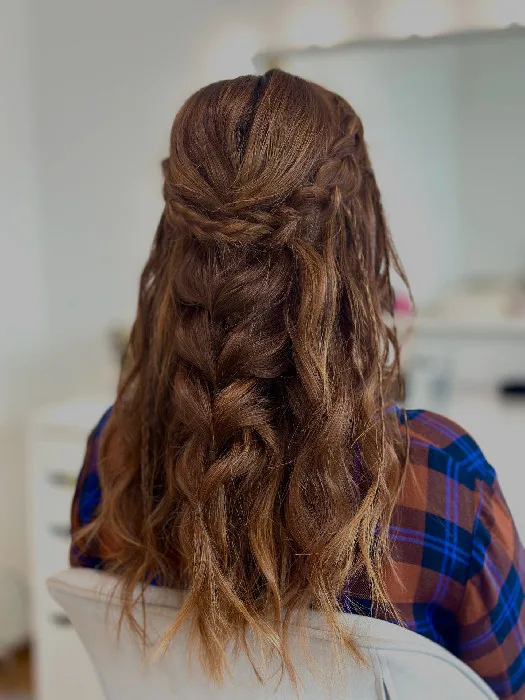 Hairstyling s polorozpuštěnými vlnami