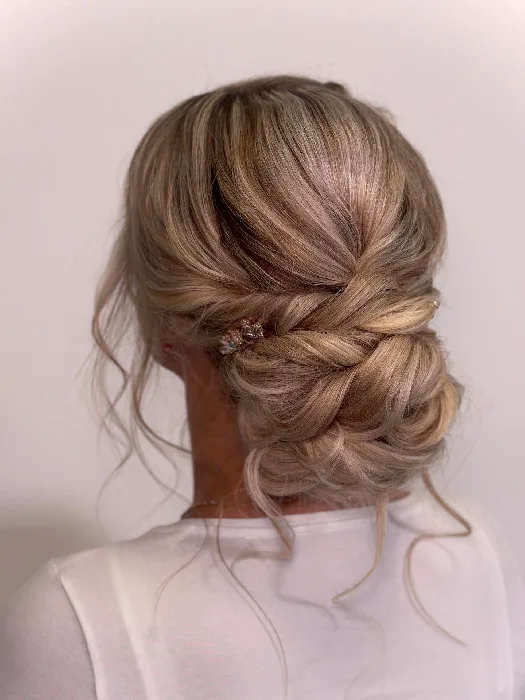 Hairstyling s blond nízkým drdolem