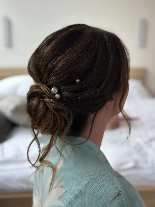 Hairstyling s nízkým drdolem a perličkami