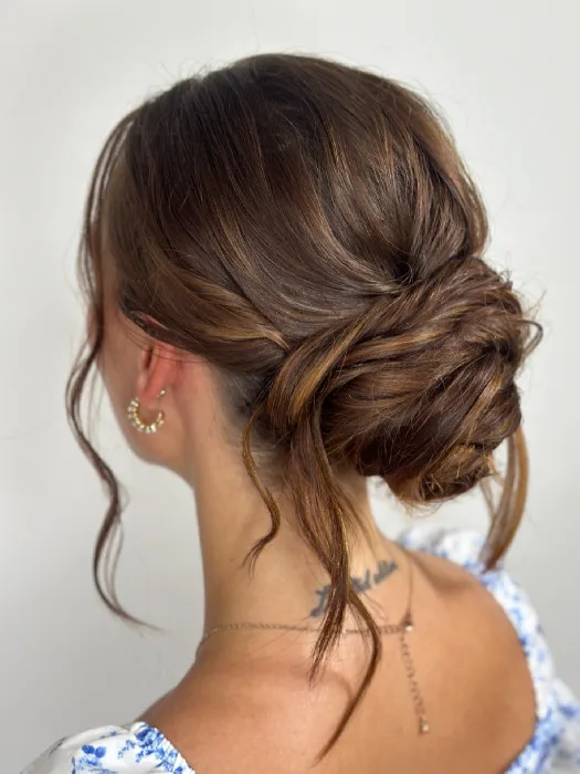Hairstyling s měkkým společenským drdolem