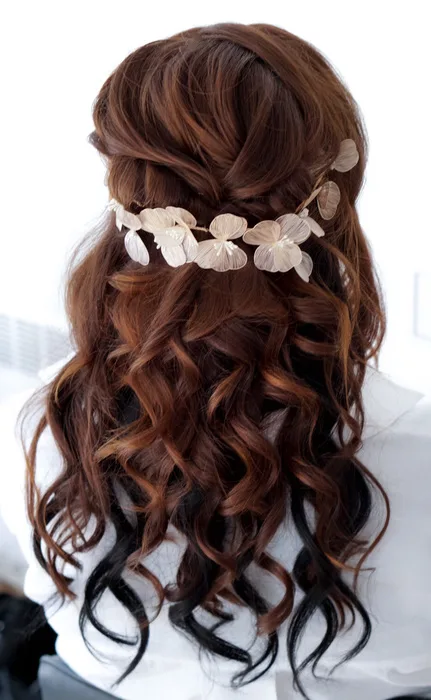 Hairstyling s dlouhými kudrlinami a zdobením