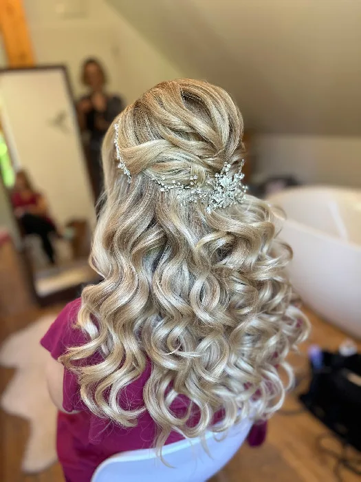 Hairstyling s blond svatebními vlnami