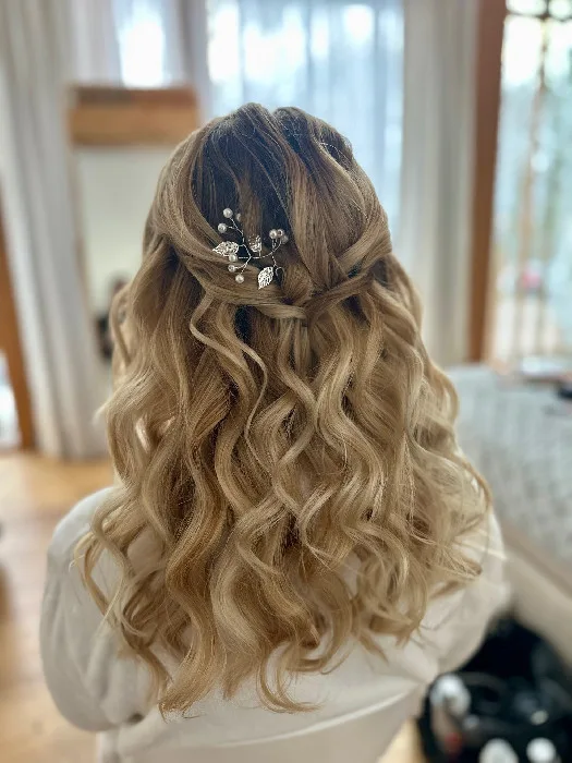 Hairstyling s dlouhými blond vlnami a sponou