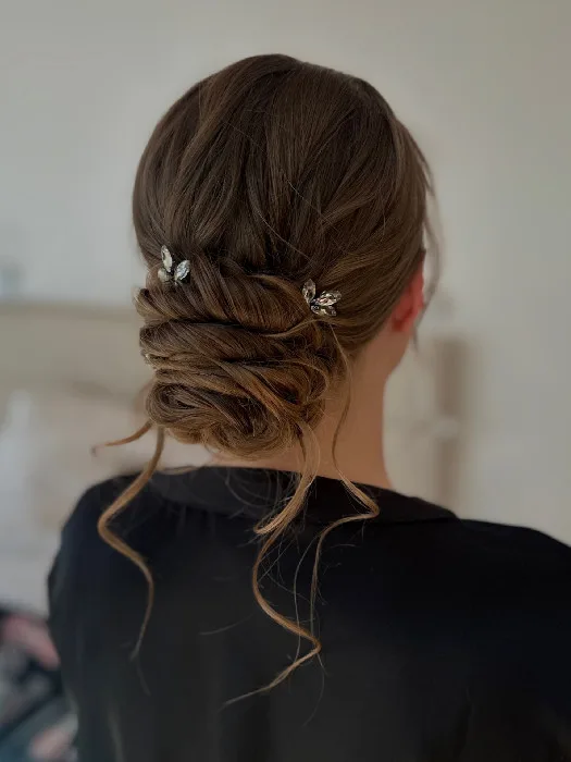 Hairstyling s romantickým nízkým drdolem