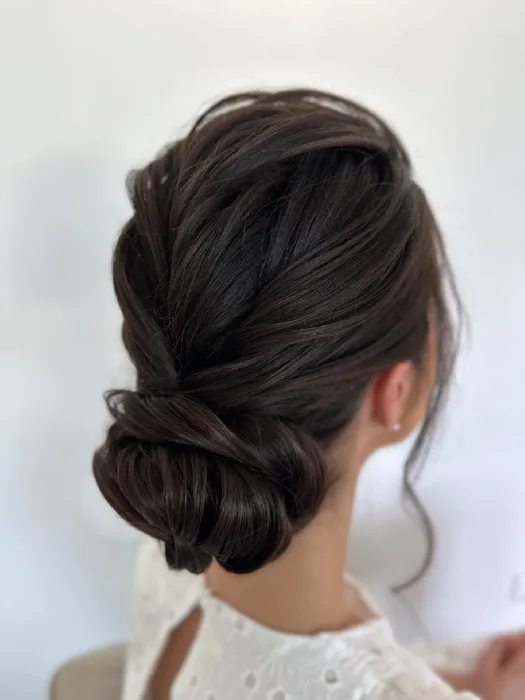 Hairstyling s hladkým nízkým drdolem