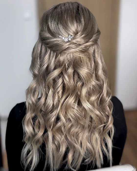 Hairstyling s dlouhými blond vlnami a ozdobou