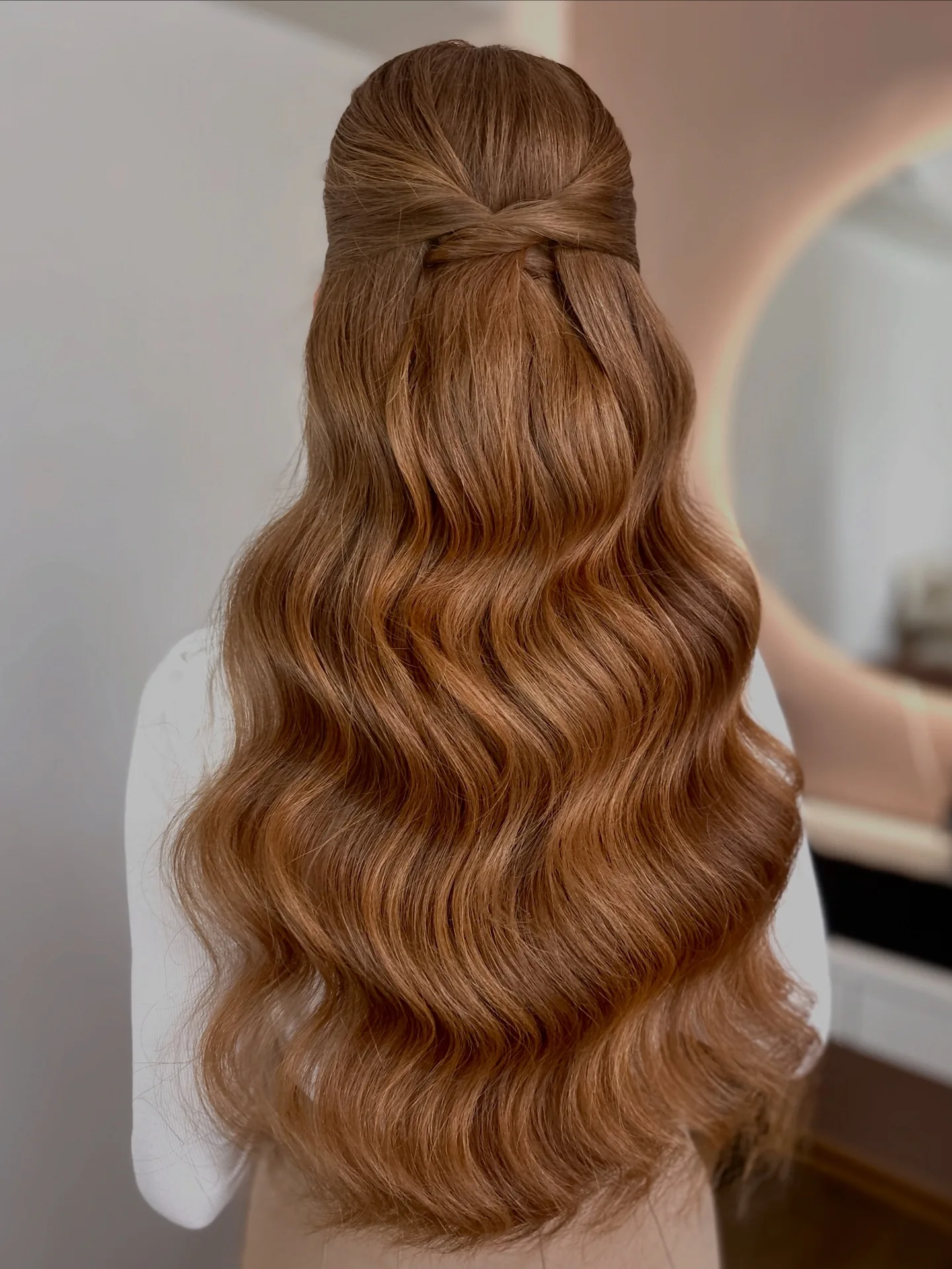 Hairstyling s hladkým elegantním drdolem